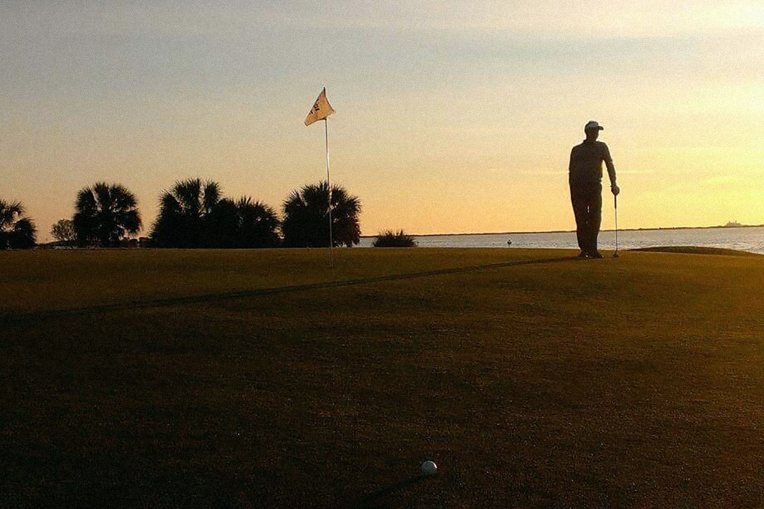 Le golfeur joue seul