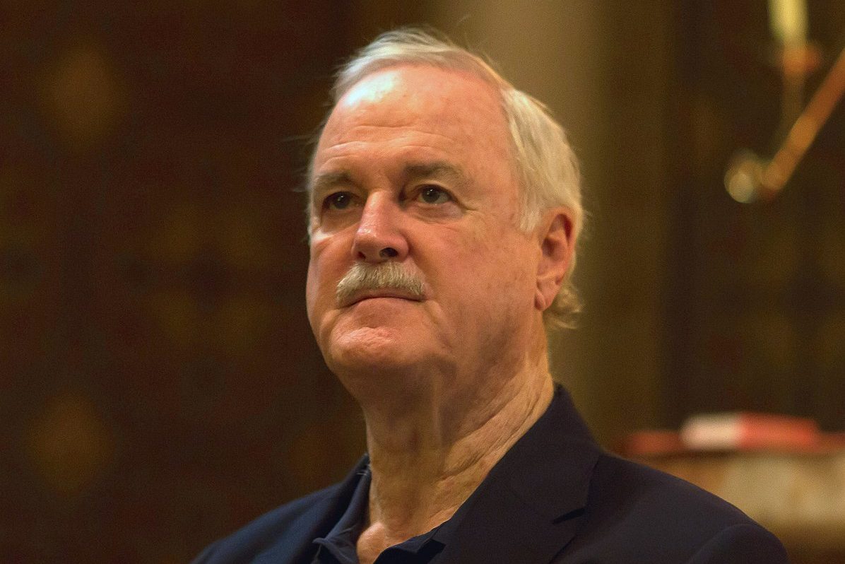 John Cleese mengobarkan perang yang sangat bodoh terhadap “lelucon untuk membangunkan” John Cleese mengobarkan perang yang sangat bodoh terhadap “lelucon untuk membangunkan”
