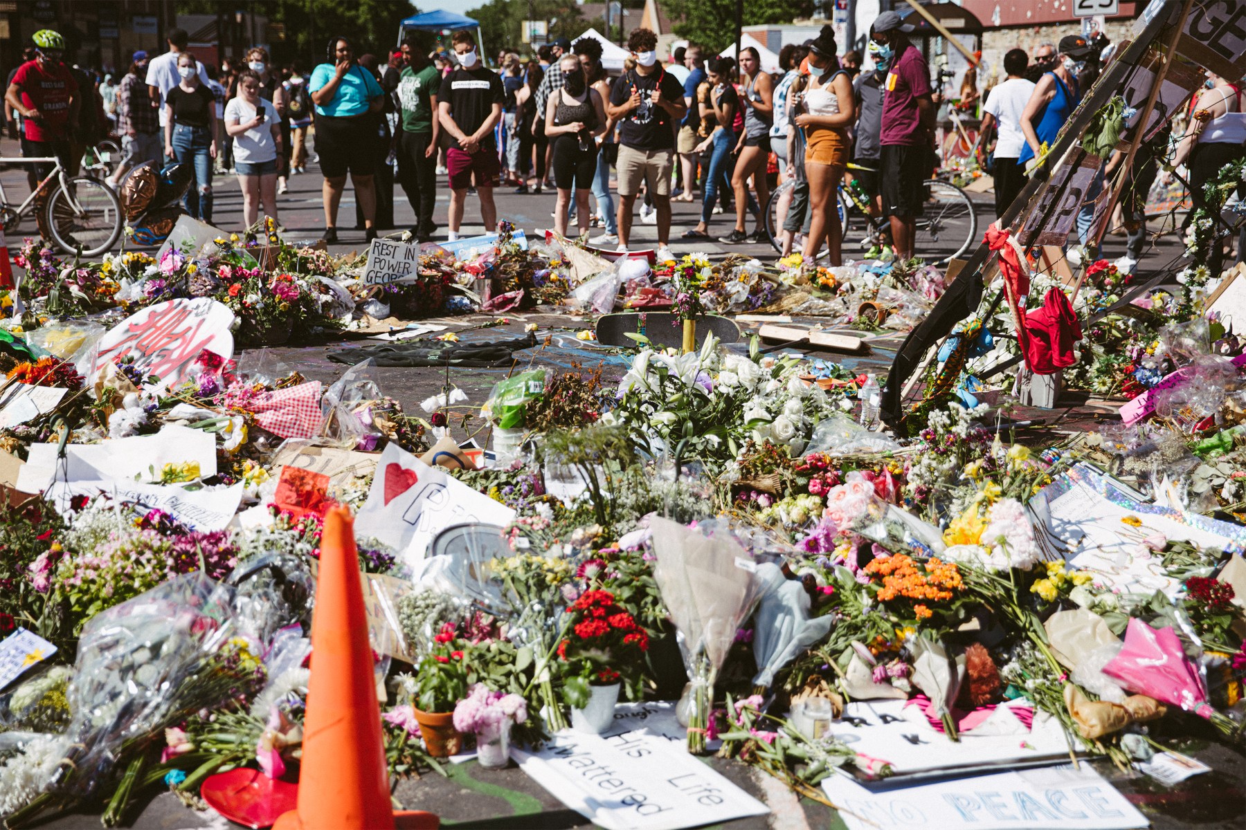 Americans continue to flock to George Floyd's memorial, leading some to describe it as <a href="https://www.usatoday.com/story/news/nation/2020/06/04/george-floyd-memorial-cup-foods-like-mecca-mourning/3143505001/">"a Mecca."</a>