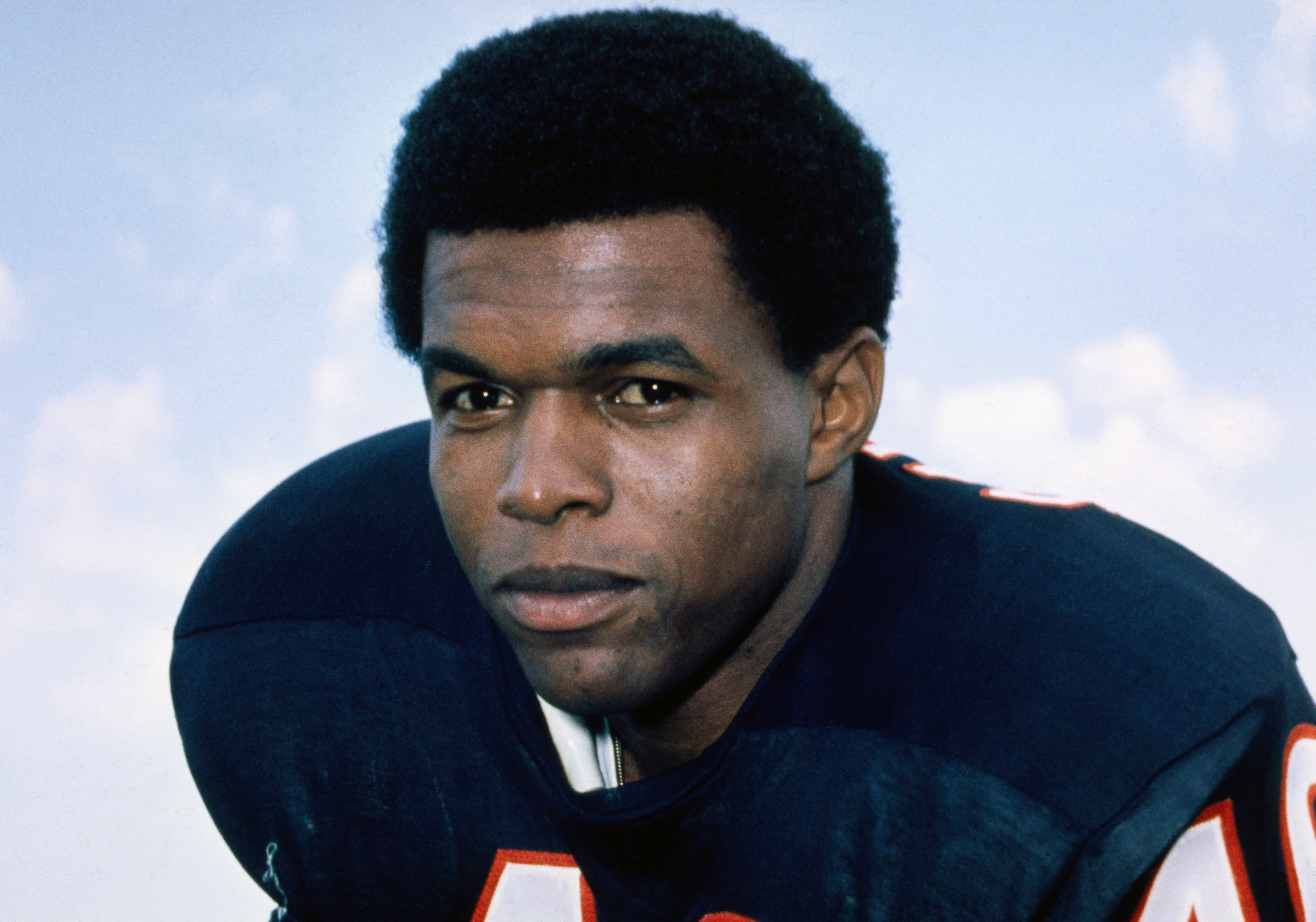 Chicago Bears Legend Gale Sayers, the “Kansas Comet,” Dead at 77