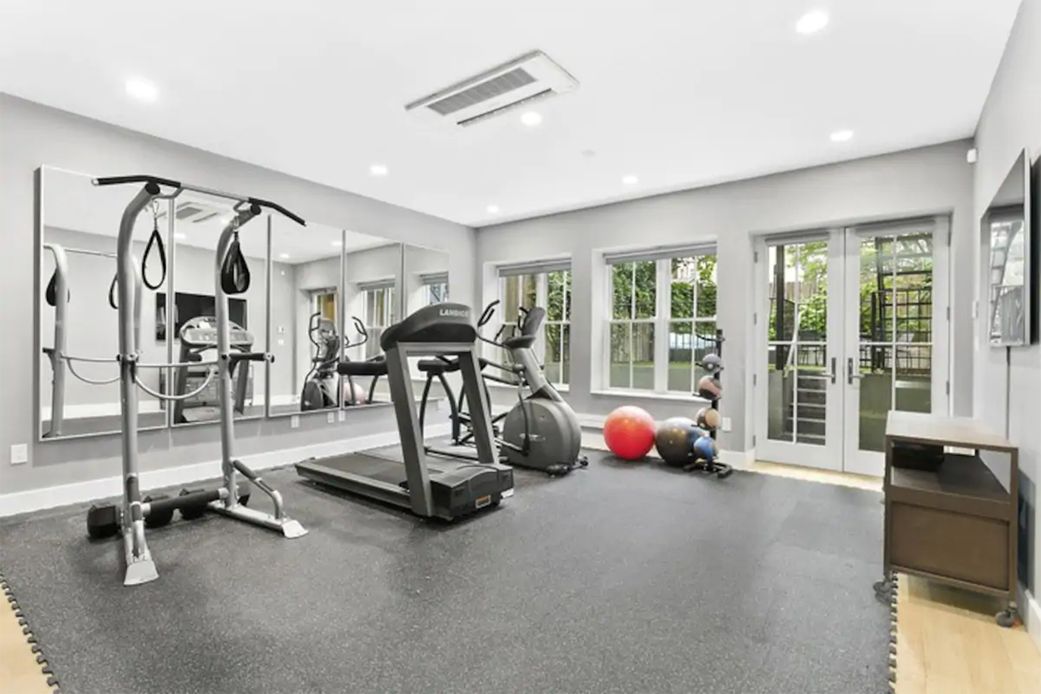 10 Airbnbs With Home Gyms for Working Out While on Vacation