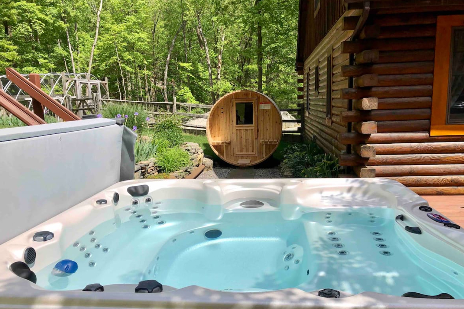 Log Cabin with All-Seasons Hot Tub and Sauna