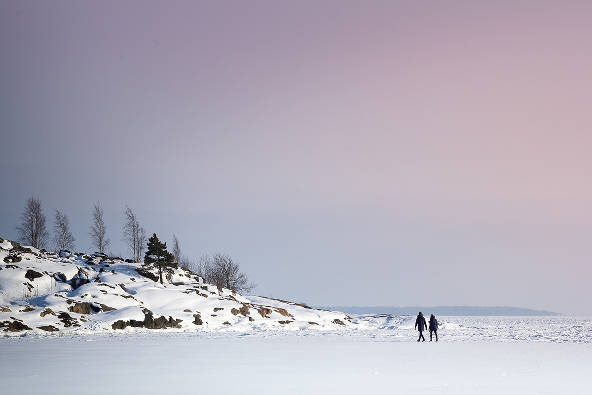 Walk in the cold slowed. Пробежка зимой. Человек на зимней дороге. Девушка бежит зимой. Люди идут зимой.