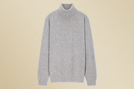 Deal: Uniqlo’s Cashmere Turtleneck Is Currently $30 Off