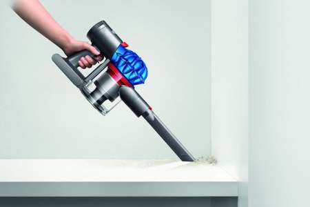Dyson V7
