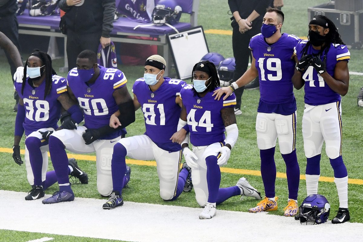 Vikings players kneel during the national anthem