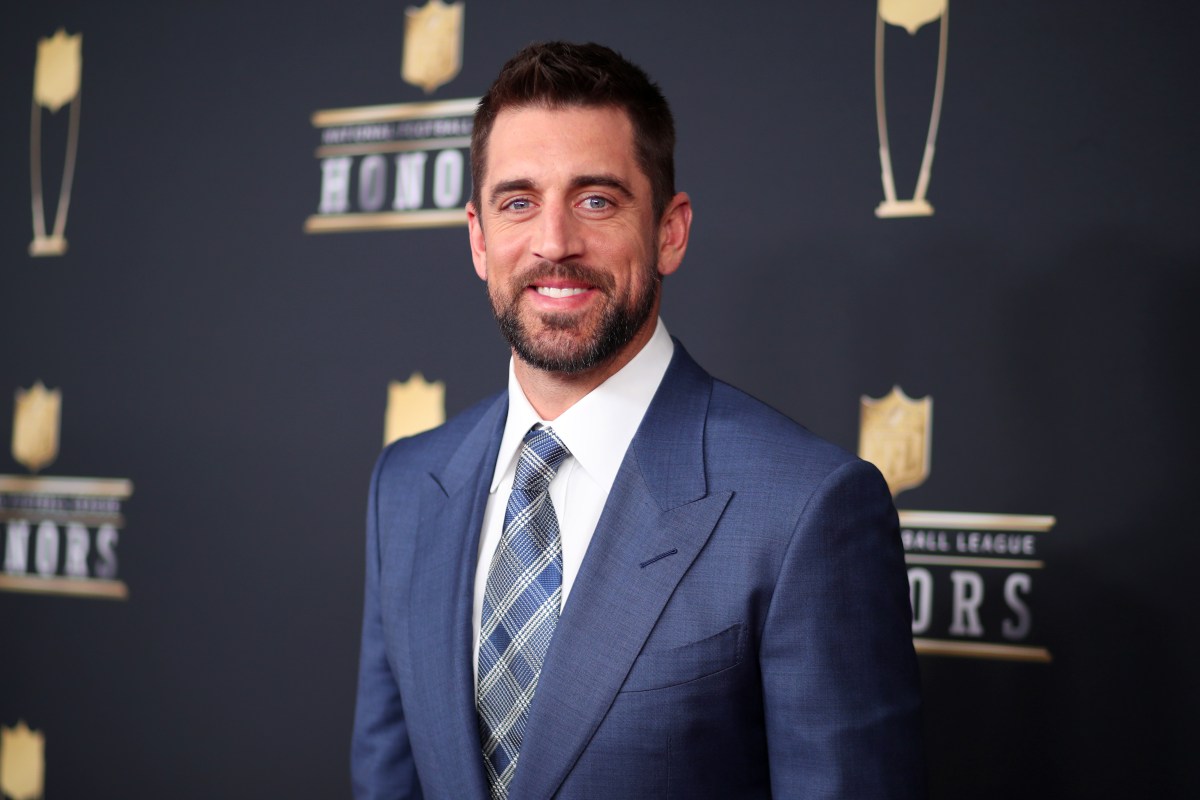 aaron rodgers in a suit at nfl honors in 2018