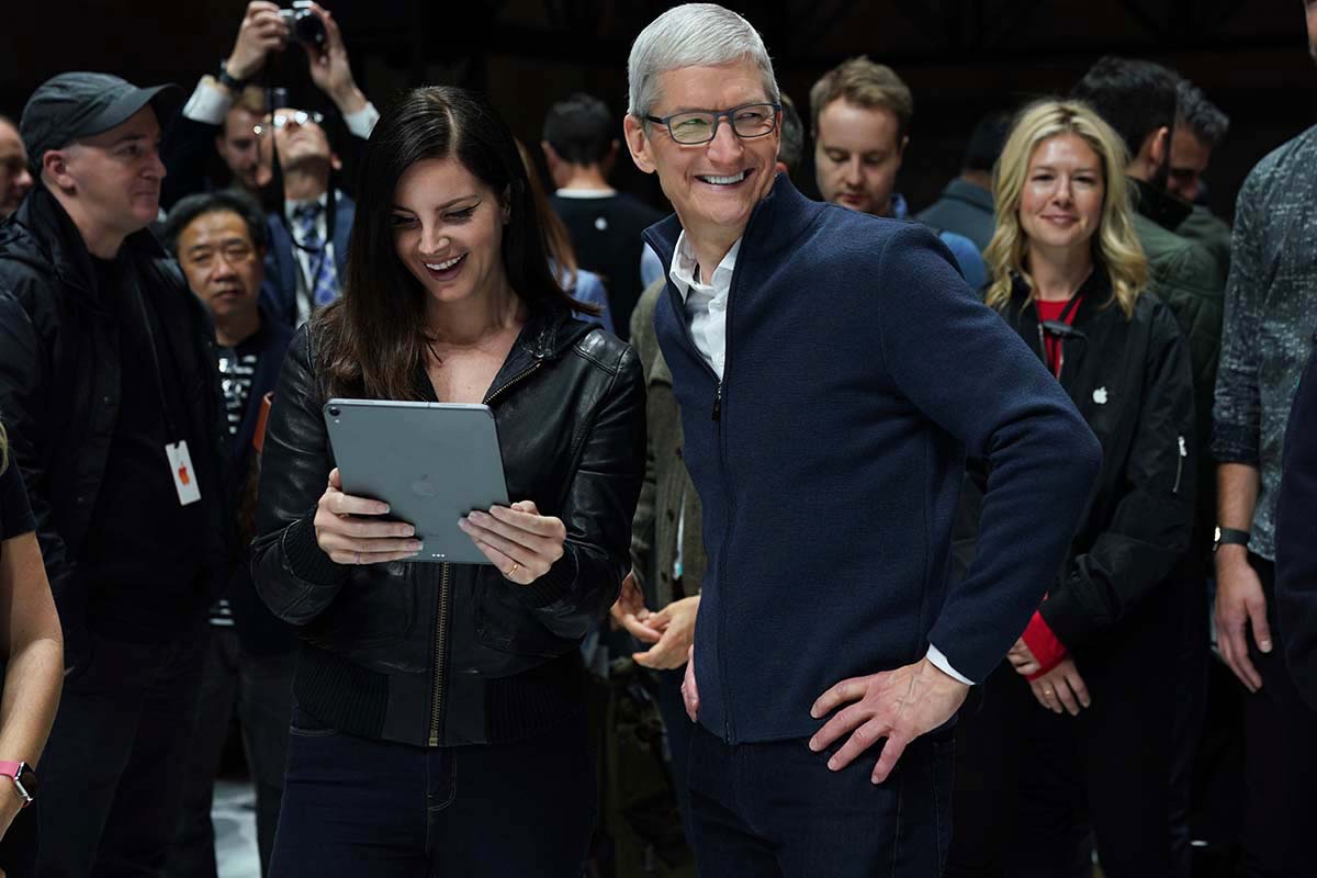Apple CEO Tim Cook and singer Lana Del Rey look at the new iPad after a special event at the Brooklyn Academy of Music, Howard Gilman Opera House October 30, 2018 i Brooklyn, New York