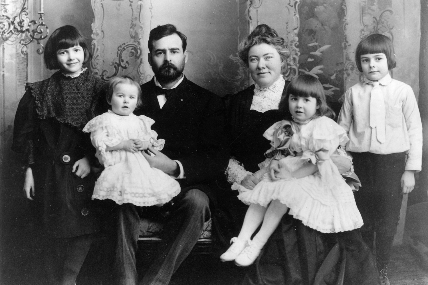 Early picture of Hemingway with his family, including Grace.