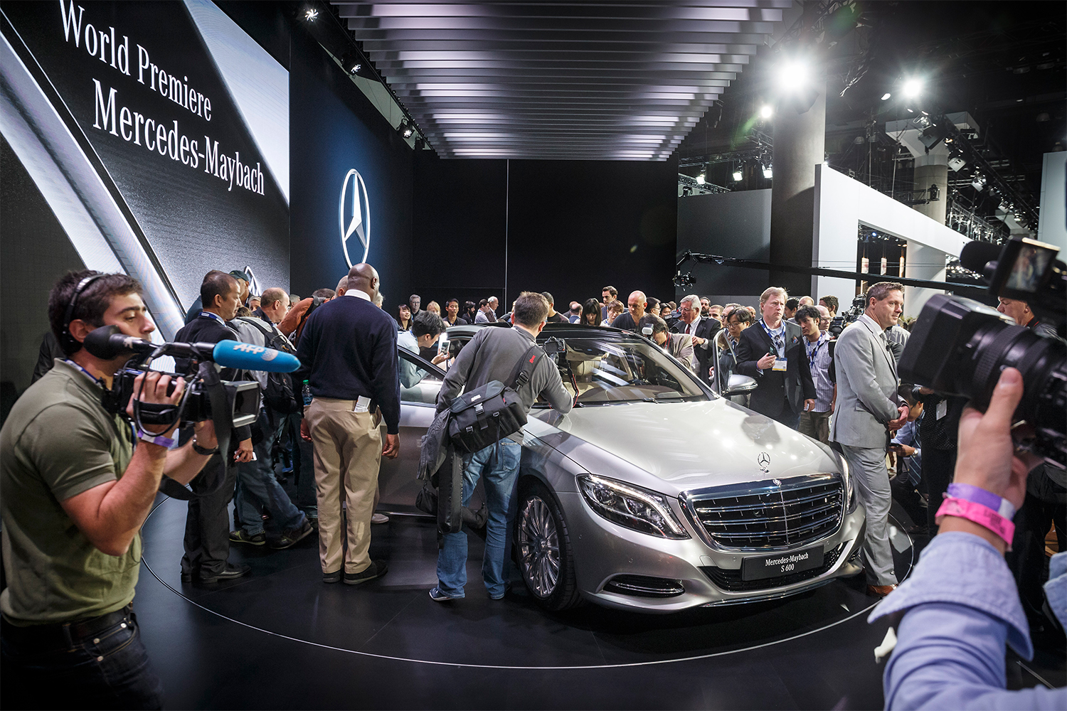 Press swarm the Mercedes-Maybach S 600 at the Los Angeles Auto Show in 2014