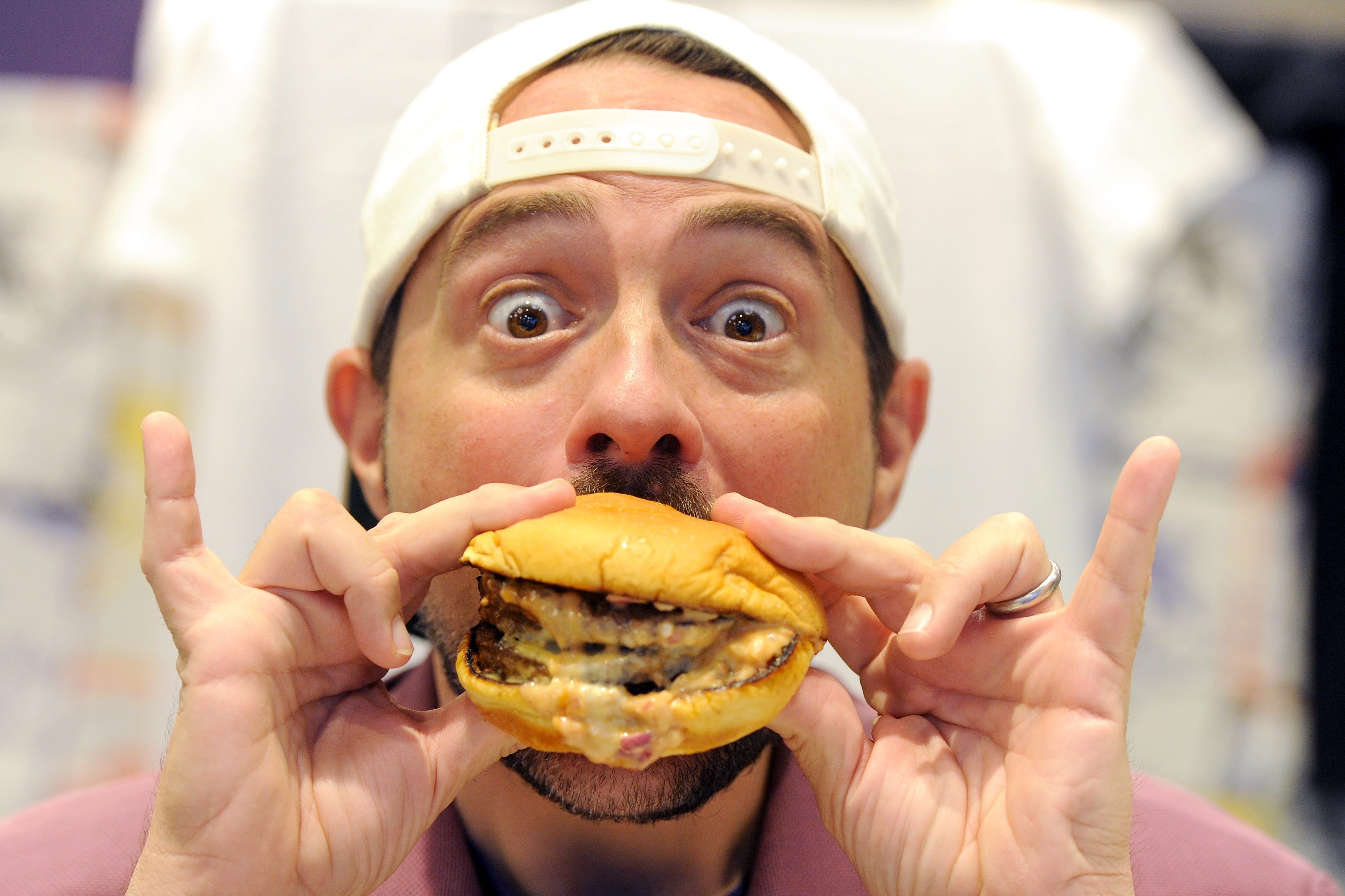 Kevin Smith eating a burger