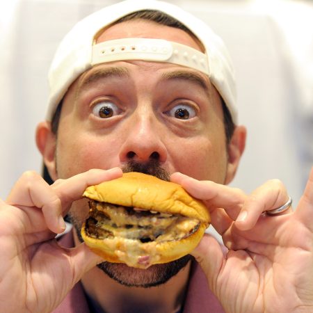 Kevin Smith eating a burger