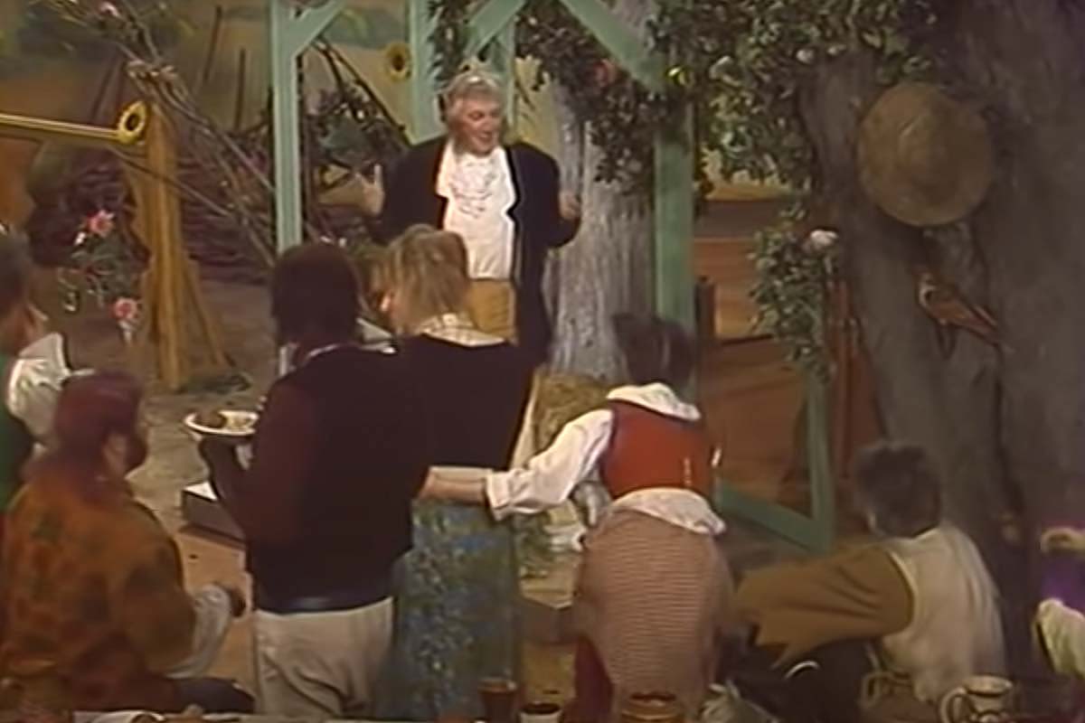 Bilbo Baggins addresses his birthday party in "Khraniteli," a Russian language adaptation of "The Lord of the Rings" from 1991