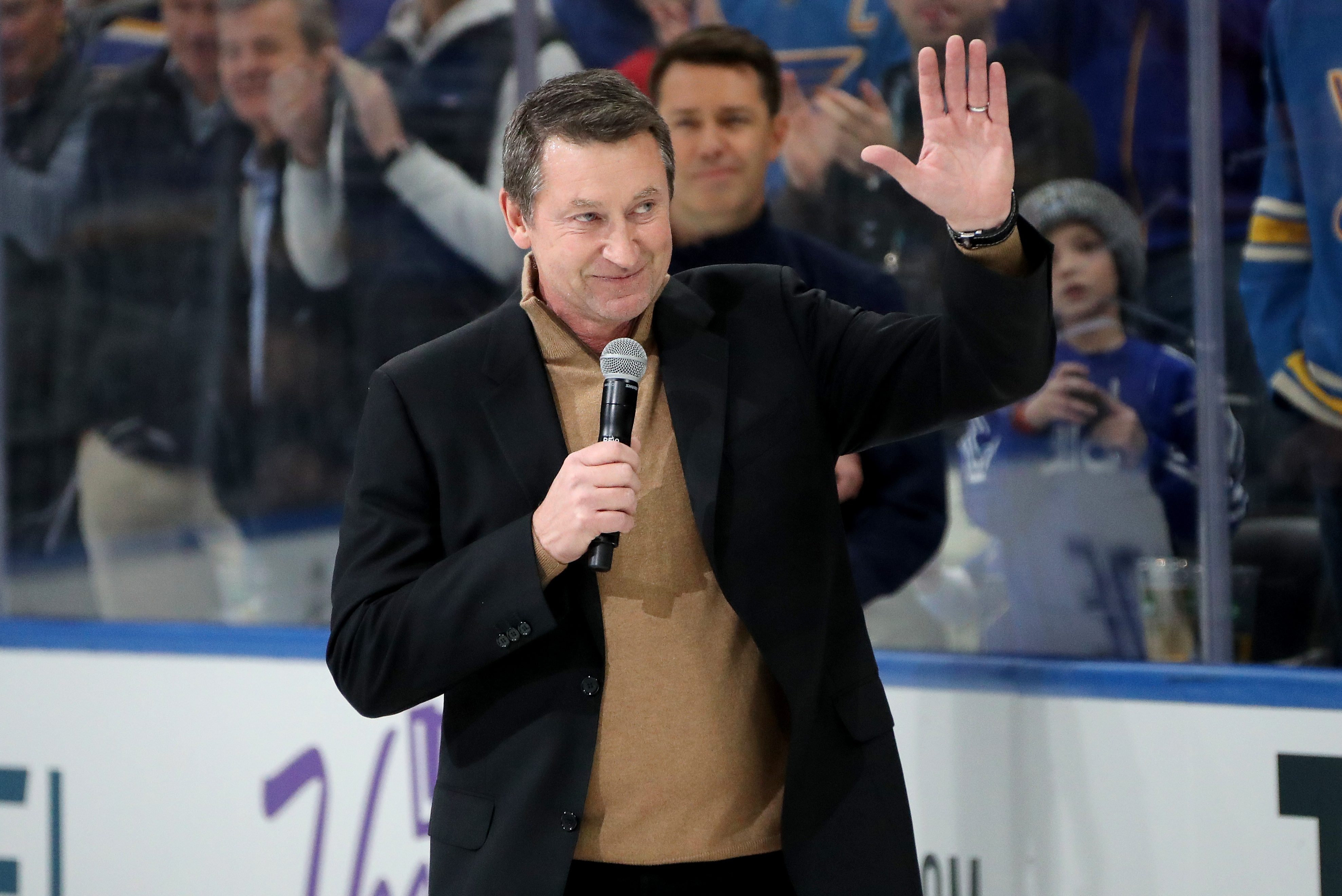 Wayne Gretzky addresses fans on the rink