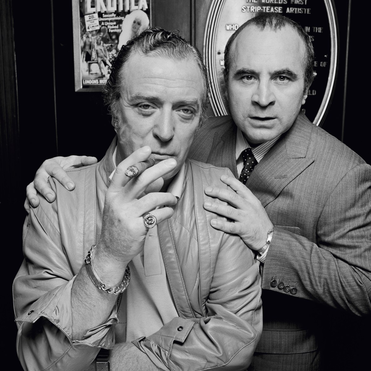 It was Bob Hoskins who had approached Caine to appear in the film as crime boss Mortwell in the 1986 film “Mona Lisa.”<br><br><meta charset="utf-8">By Terry O'Neill, courtesy of ACC Art Books