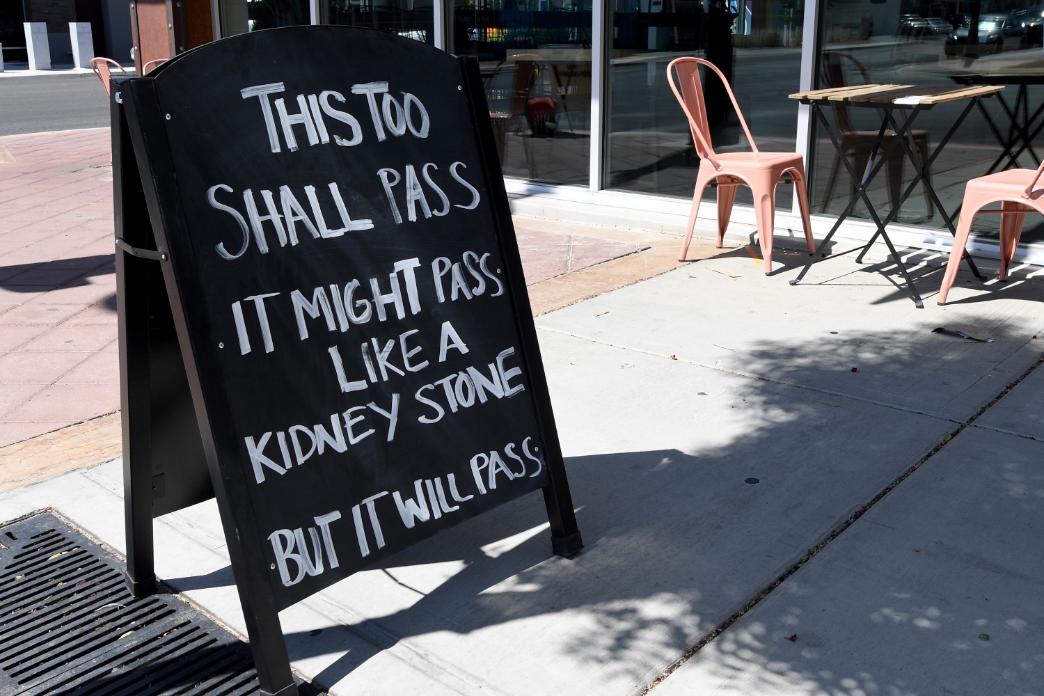 Chalkboard sign on sidewalk reads "This too shall pass. It might pass like a kidney stone, but it will pass." We take a look at whether kidney stones are more painful than childbirth.