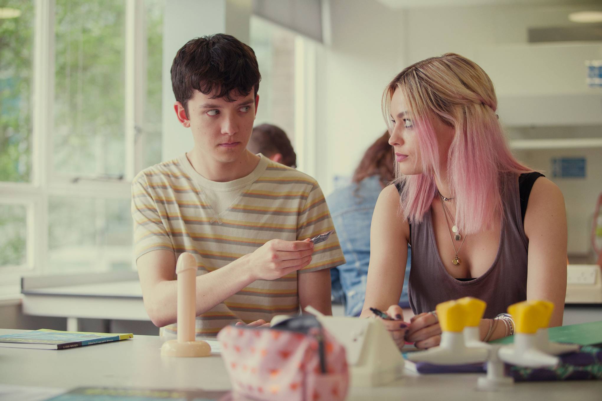 Asa Butterfield and Emma Mackey in "Sex Education". 