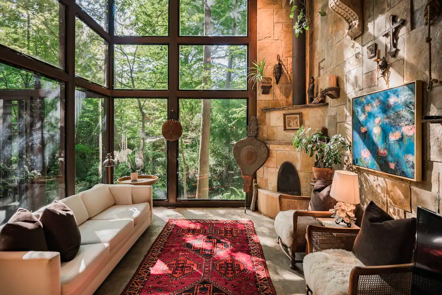 Se dice que el interior de la casa de madera es una mezcla de la elegancia rústica cálida y contemporánea de la Bauhaus