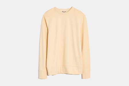 A cotton-hemp men's sweatshirt from Madewell in the color alabaster on a grey background