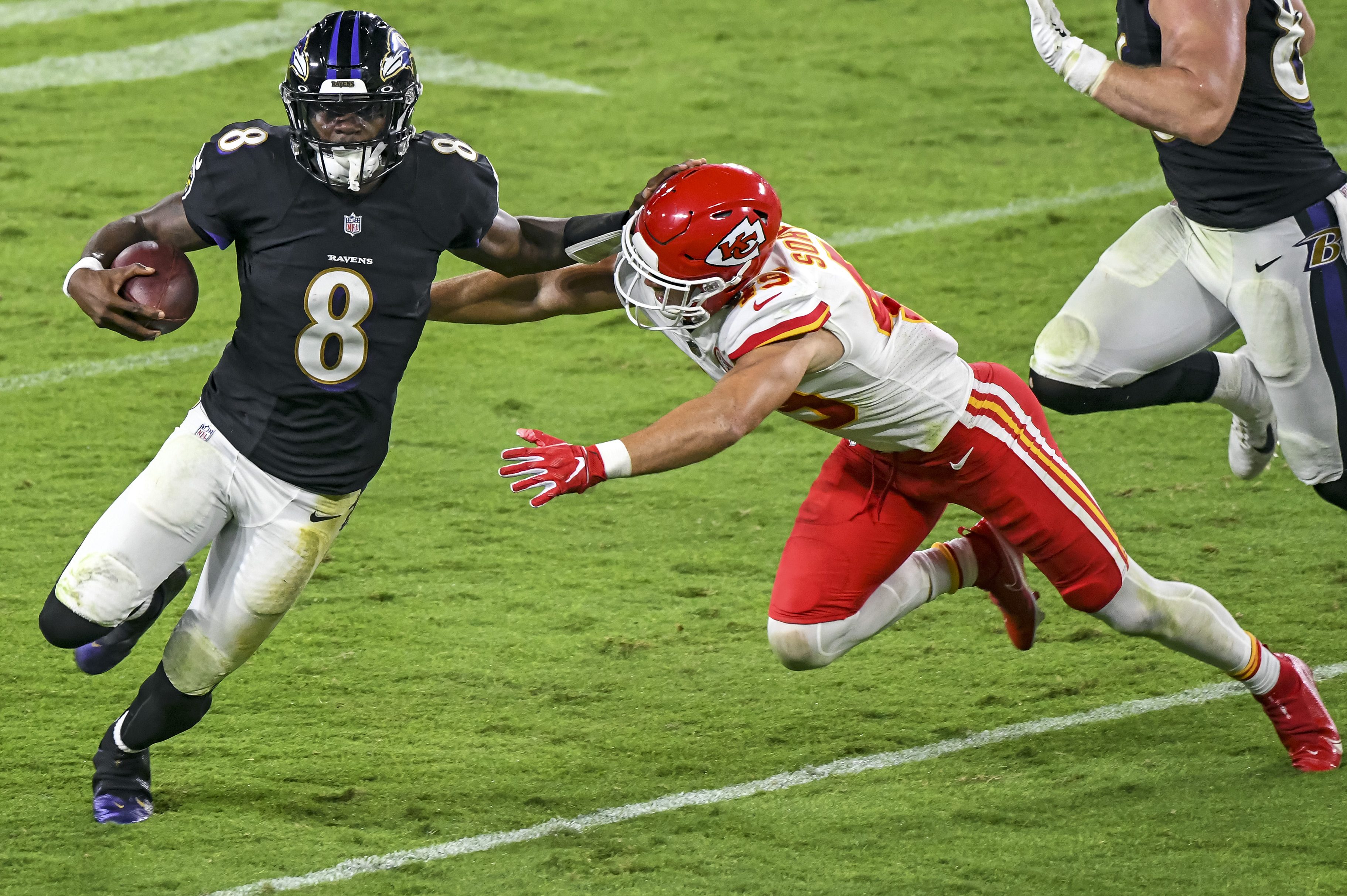 Baltimore Ravens quarterback Lamar Jackson avoids a tackle against the Kansas City Chiefs
