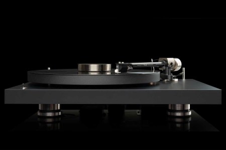 A profile shot of the Pro-Ject Debut PRO