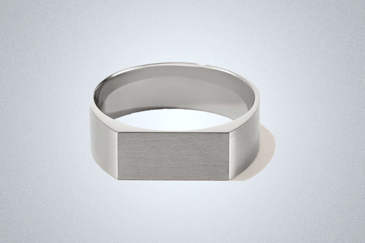 a silver singlet ring