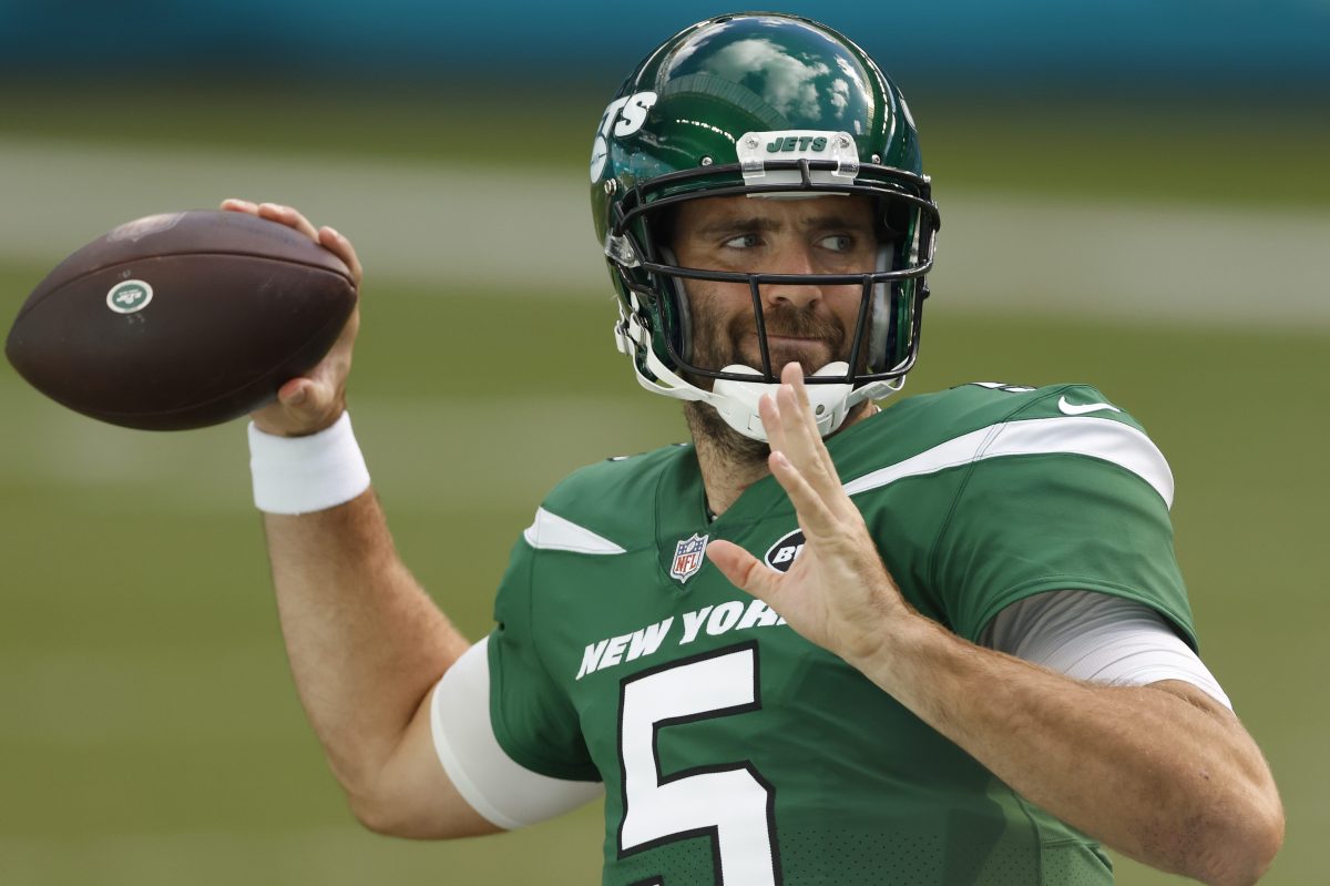 Joe Flacco warms up for the Jets prior to a 2020 game