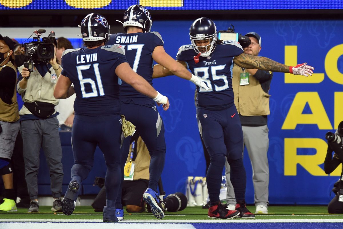 Tennessee Titans tight ends celebrates after scoring a touchdown