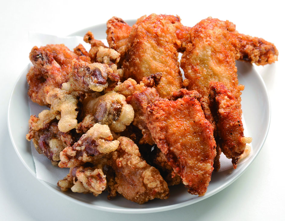 They use only fresh raw chicken, and using chicken from Japan is a must. The chicken is seasoned with soy sauce-based or salt-based sauce with more than a dozen different seasonings, such as garlic and ginger. You can enjoy various parts of the chicken such as bone-in, boneless, breast, thigh, wing tips, chicken wings, gizzard and cartilage.