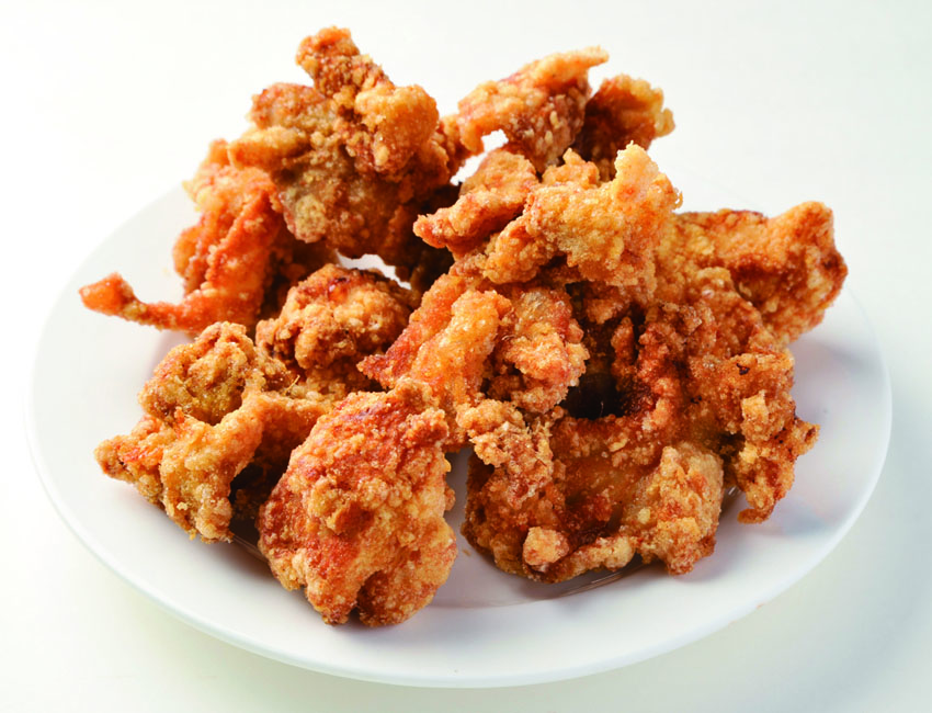 The soul food of Nakatsu, karaage is chicken deep-fried to order and is thus full of juiciness and flavor. Karaage is flavored from the batter right through to the meat center. The batter is also thin, which brings out the true umami of the meat.