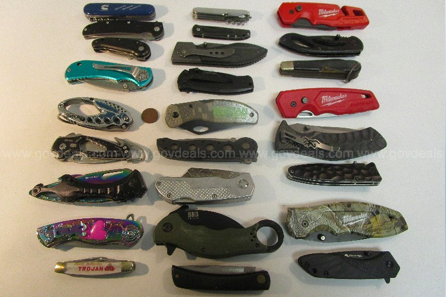 A bundle of 26 knives