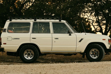 The side profile of a 1985 Toyota Land Cruiser FJ60 that is being given away by Huckberry and Bring a Trailer as part of a holiday 2021 promotion
