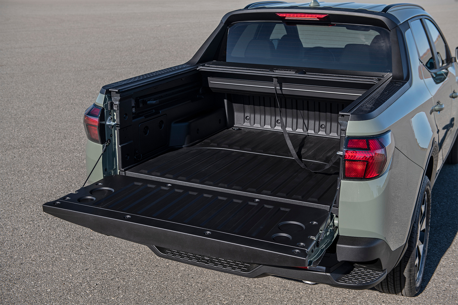 What does the cargo bed on the 2022 Hyundai Santa Cruz look like? This photo shows the tailgate down on the open bed.