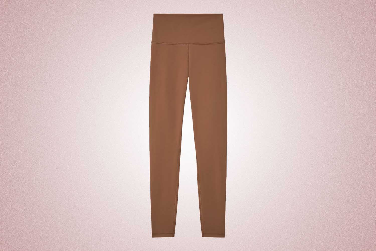 Tan workout leggings from Everlane, a perfect Valentine’s Day gift for 2022, on a pink background.