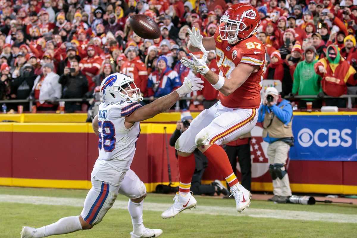 Kansas City Chiefs tight end Travis Kelce snags the game-winning reception over the Buffalo Bills