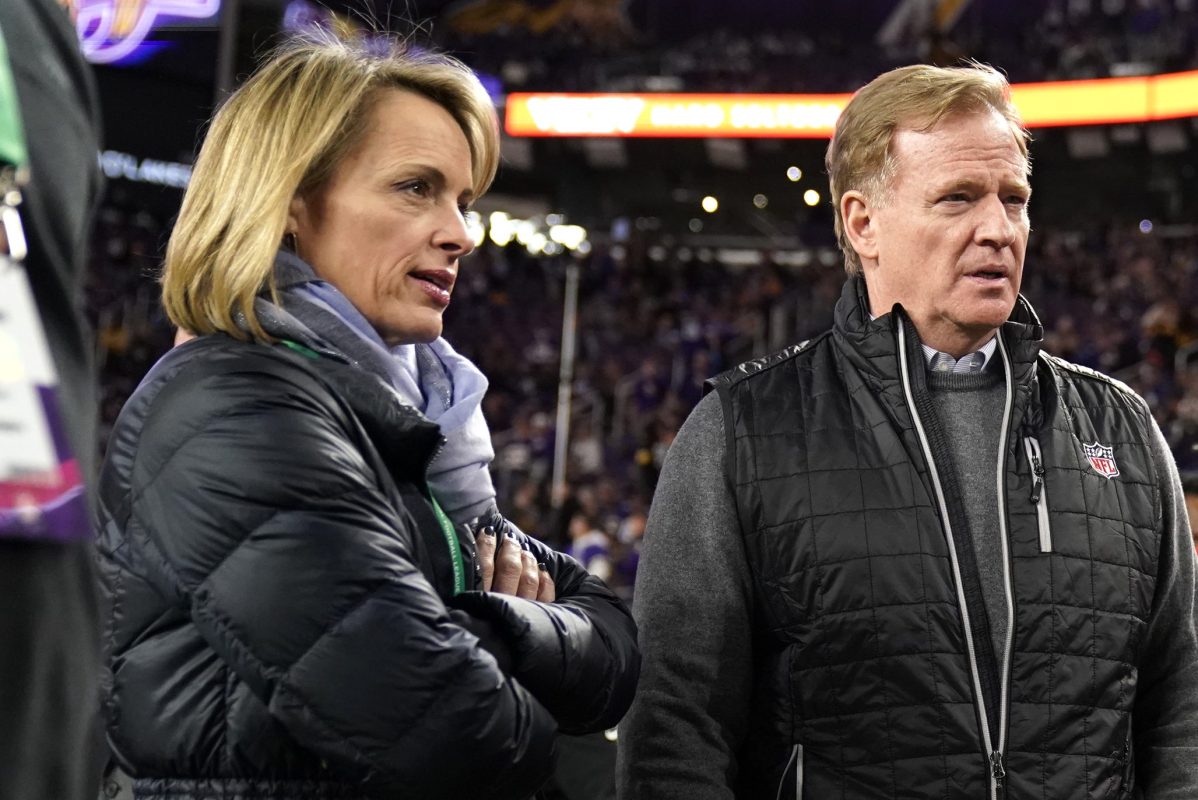 Jane Skinner and her husband NFL commissioner Roger Goodell chat with a staff member before a game