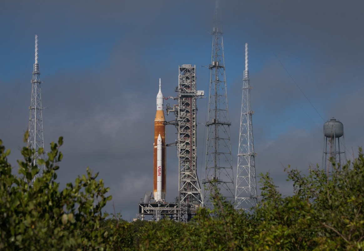 El cohete Artemis 1 de la NASA ya está en la plataforma de lanzamiento