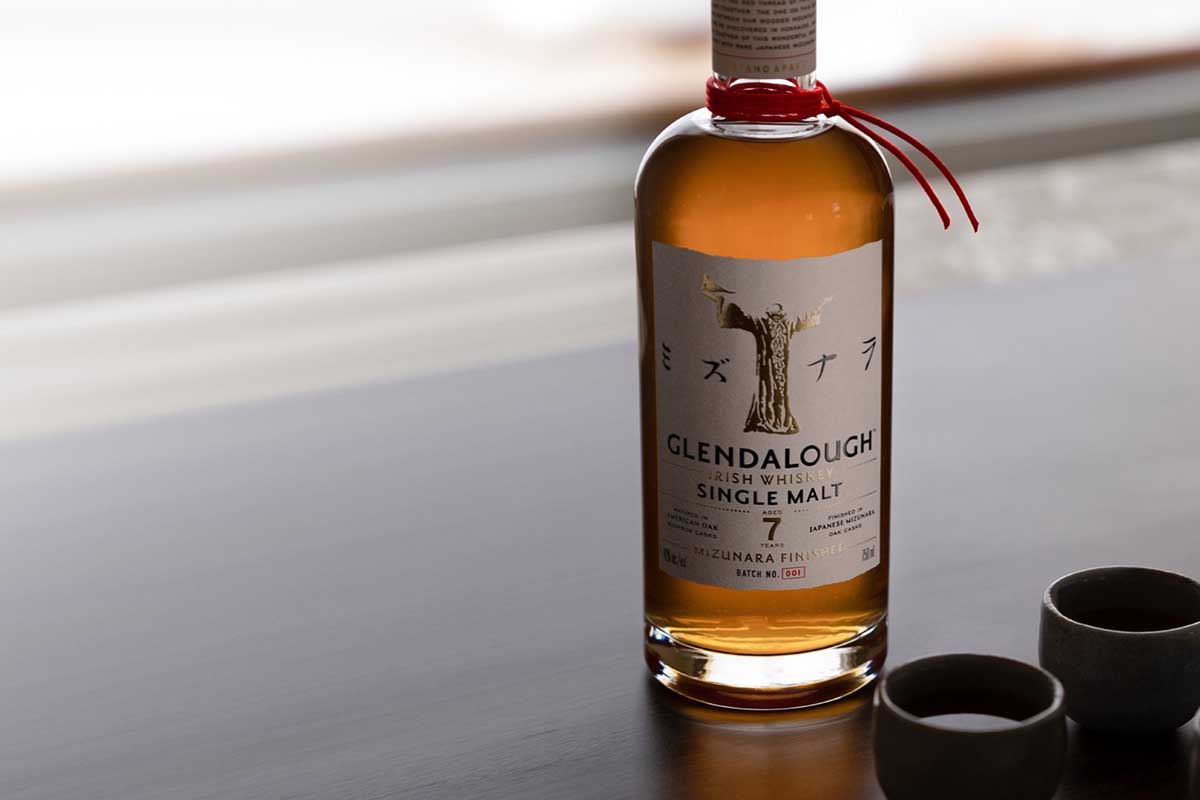 A bottle of Glendalough 7 Year on a tabel with two drinking glasses