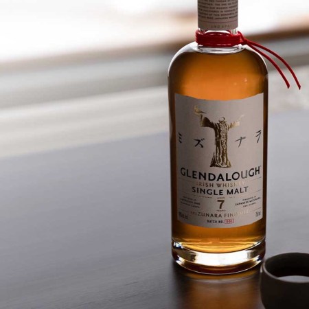 A bottle of Glendalough 7 Year on a tabel with two drinking glasses