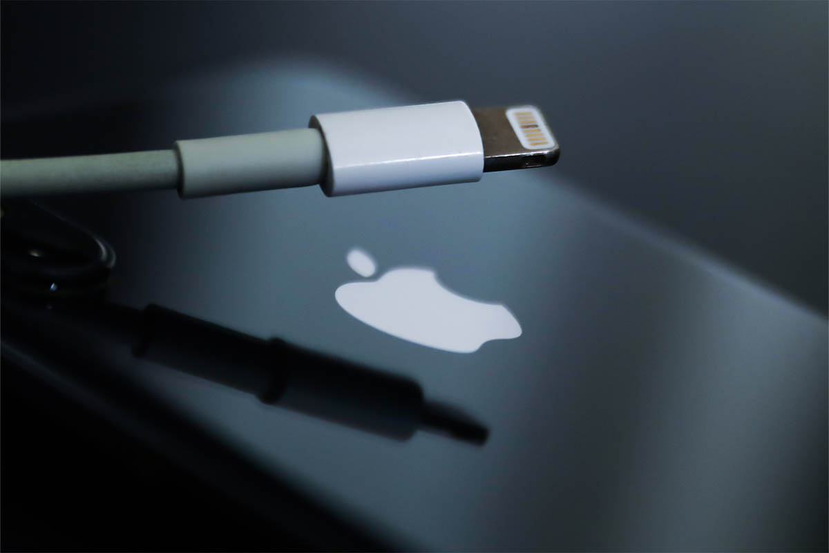 Apple Fined for Not Including a Power Adapter With iPhones