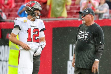 Tom Brady talks with ex-head coach Bruce Arians before a regular season game