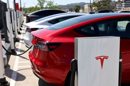 Report: Tesla Model 3 Display Froze at 83 Miles Per Hour