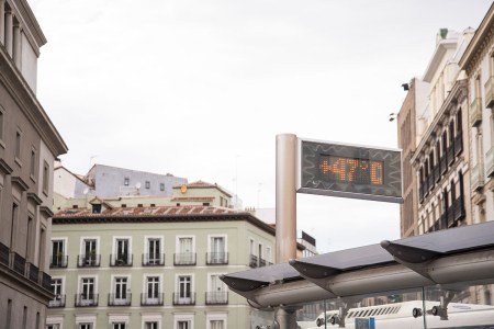 A monitor shows the temperature in Madrid.