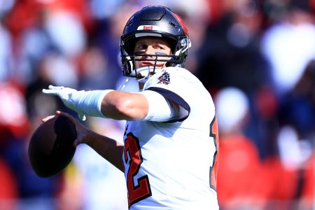 Tom Brady warms up prior to playing the Rams in the NFC Divisional playoff game