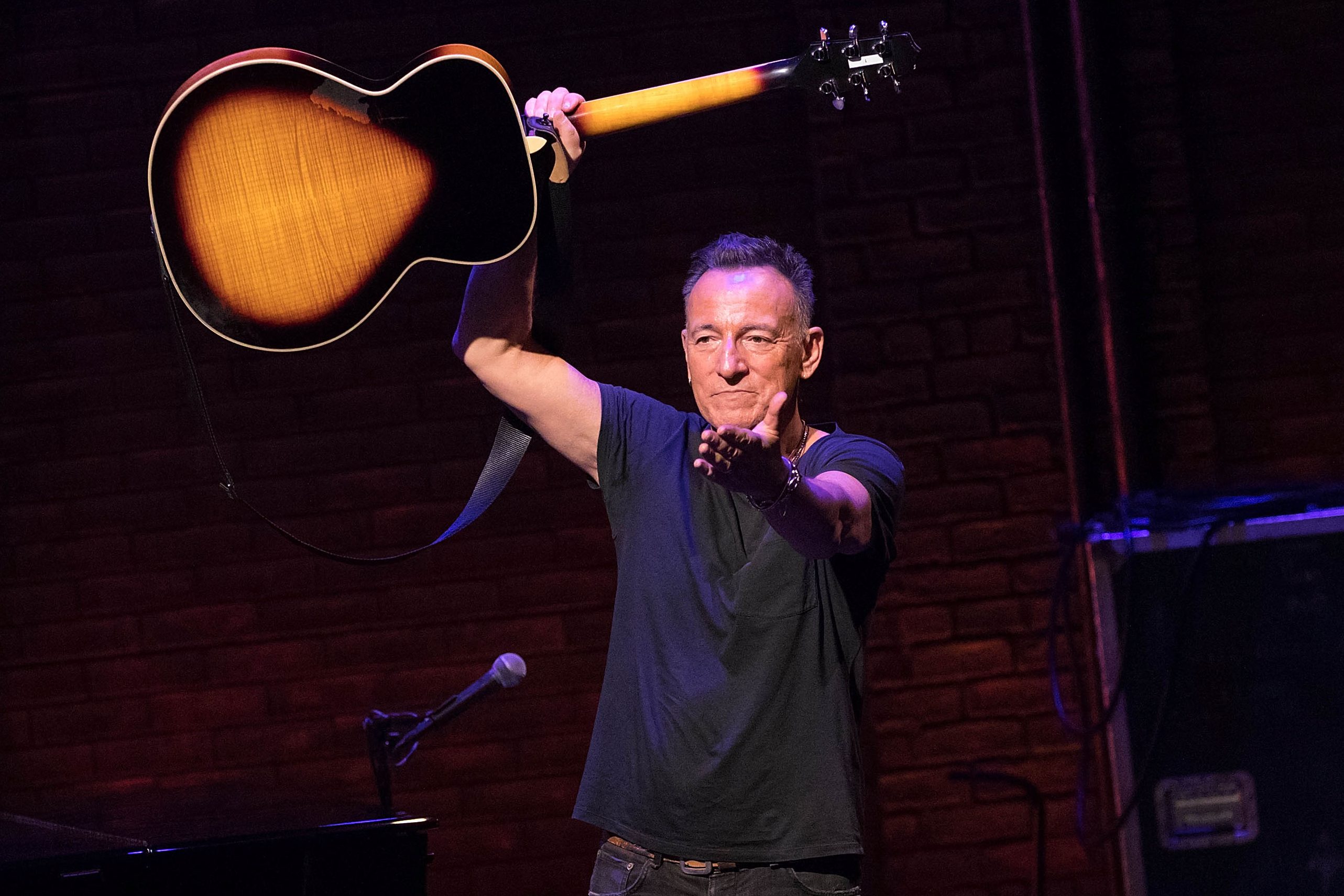 Bruce Springsteen takes his final "Springsteen on Broadway" curtain call in 2018
