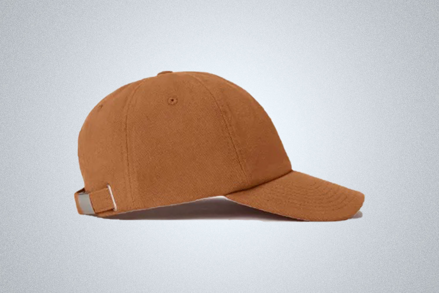 a beige colored baseball cap from the side from Everlane on a grey background