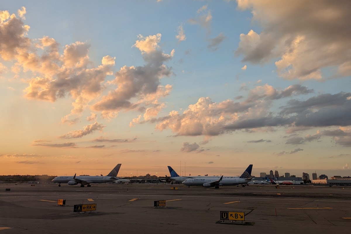 planes at newark airport
