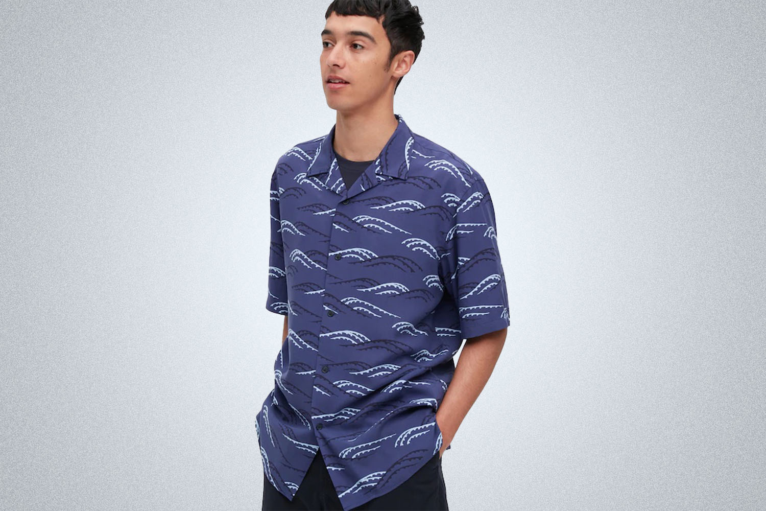 a blue printed shirt on a model from Uniqlo on a grey background