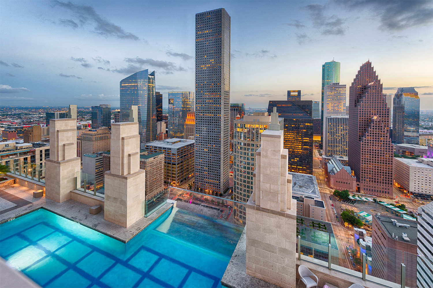 Rooftop pool at Market Square Tower