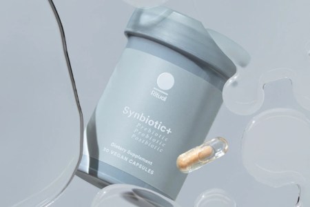 A bottle of Ritual's new probiotic supplement Synbiotic+, as well as what the daily pills look like